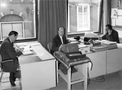 843393 Afbeelding van de medewerkers van de Meetdienst van de Provinciale Waterstaat van Utrecht, in het kantoor Achter ...